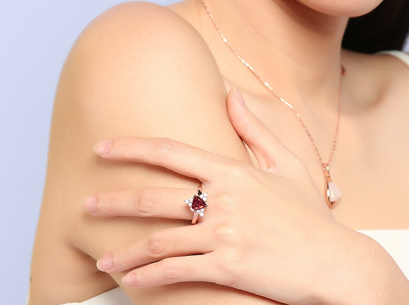 Nhẫn mặt nhẫn hình trái tim đính đá đỏ tinh tế